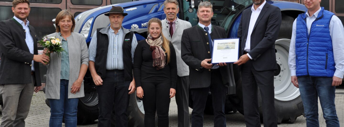 LTZ Landtechnikzentren übergeben 1.500sten New Holland Schlepper