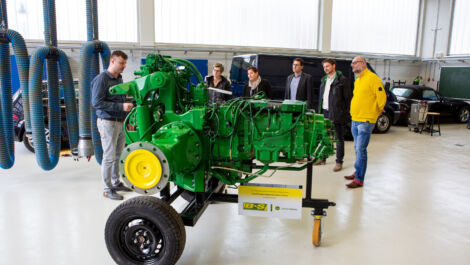 B+S Landtechnik GmbH übergibt Modell an Berufsschule Demmin