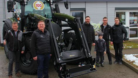 Landtechnik Oberlausitz übergibt 100. Valtra Traktor