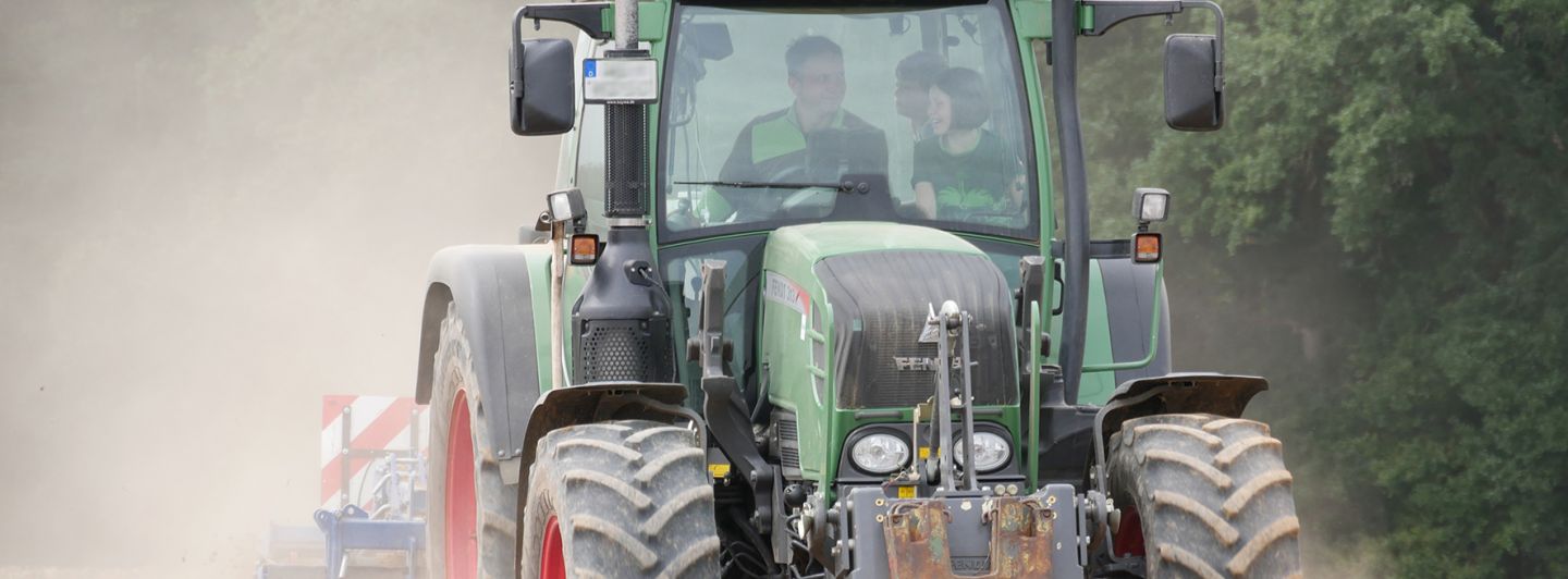 FieldBee lädt Landmaschinenhändler und Landwirte zur Probefahrt ein