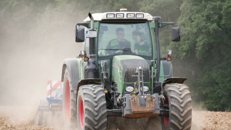 FieldBee lädt Landmaschinenhändler und Landwirte zur Probefahrt ein