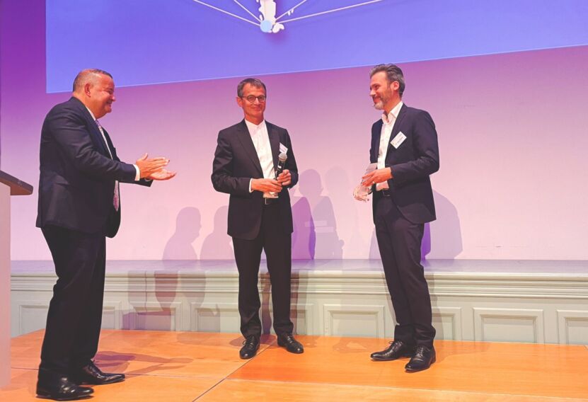 Zum Jubiläum auf er Bühne -  Geschäftsführung (v. l. n. r): Anthony van der Ley beglückwünscht Dr. Bernd Scherer und Dr. Tobias Ehrhard.
