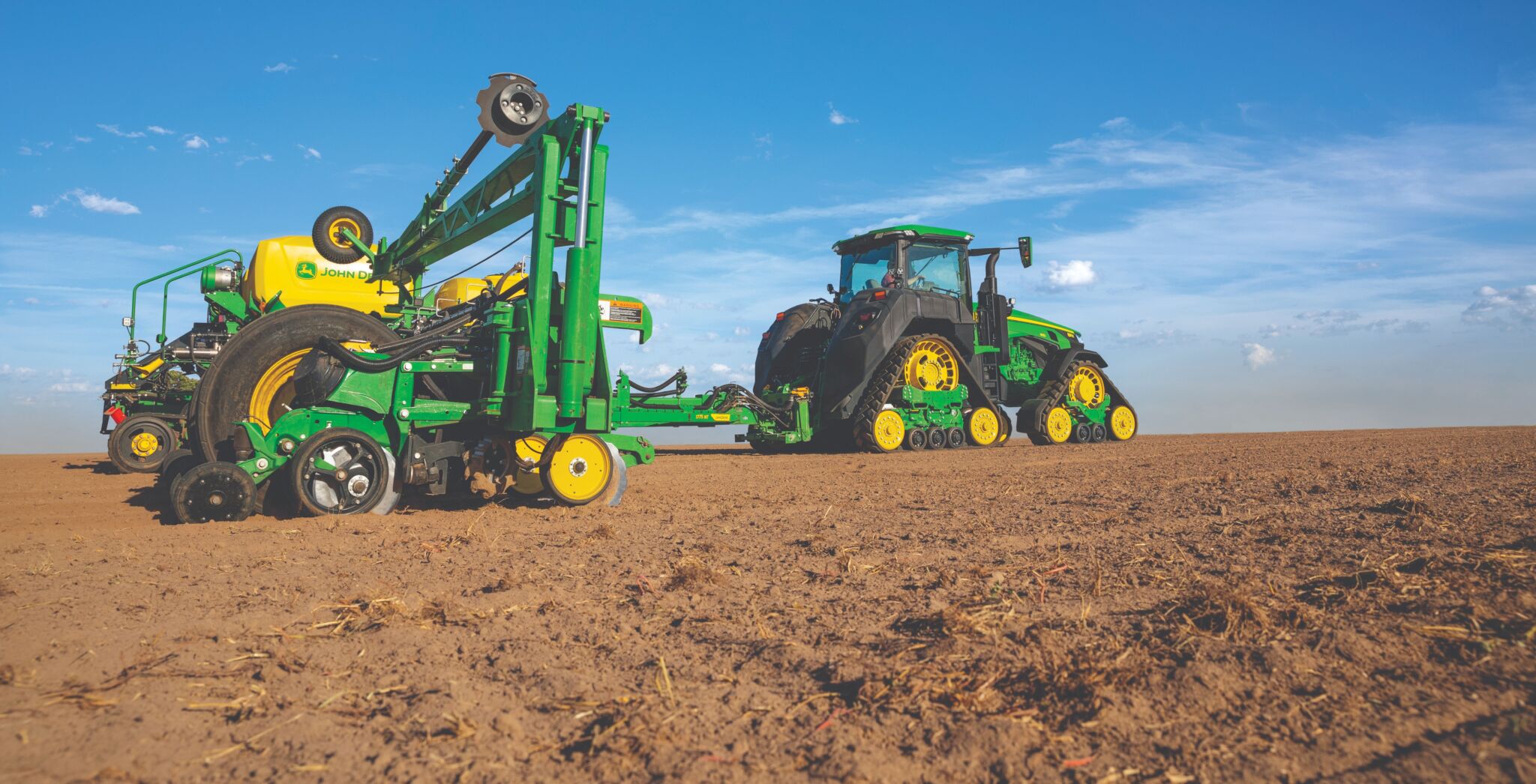 John Deere stellt Elektro-Traktor für emissionsfreie Landwirtschaft vor 