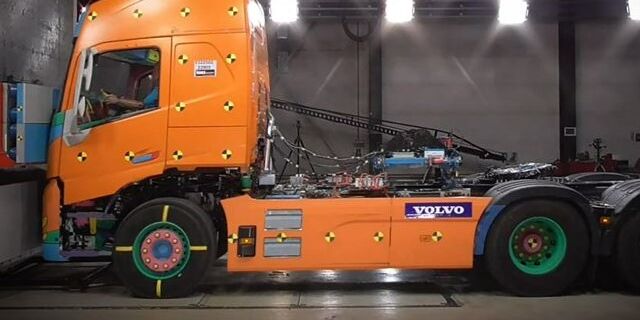 Volvo Trucks führt Crashtests mit Elektro-Lkw durch