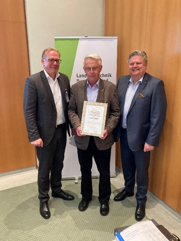 Ehrung: Eckhard Vlach (Mitte), erhielt die Goldene Ehrennadel von Präsident Ulf Kopplin, Präsident LandBauTechnik Bundesverbands e.V.  (rechts) und auch Hauptgeschäftsführer Dr. Michael Oelck gratulierte.