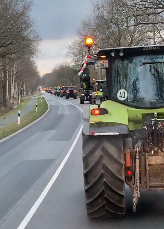 Gegen die geplanten Sparmaßnahmen demonstrierten am Montag viele Landwirte - unter anderem auch im Landkreis Oldenburg.