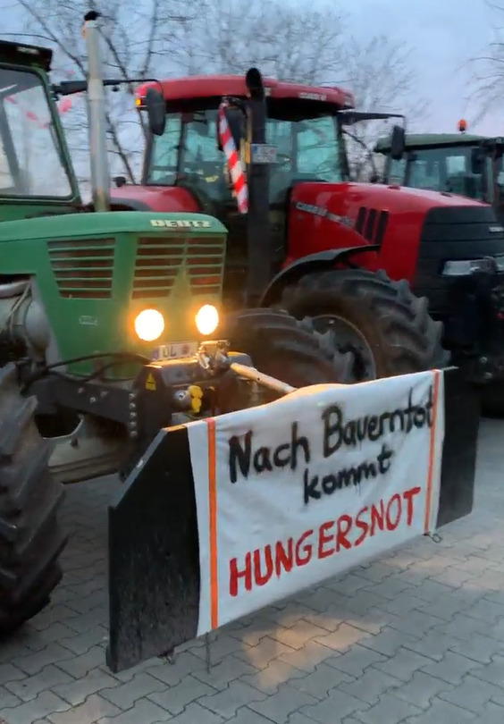 Gegen die geplanten Sparmaßnahmen gab es am Montag Bauernproteste - unter anderem auch im Landkreis Oldenburg.