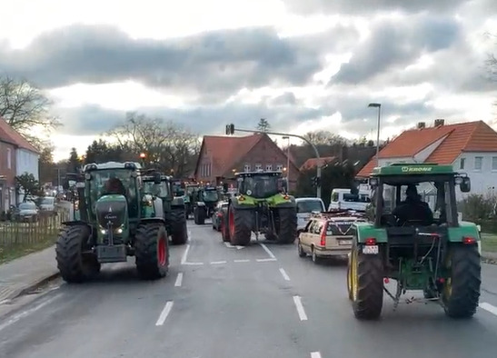 Gegen die geplanten Sparmaßnahmen demonstrierten am Montag viele Landwirte - unter anderem auch im Landkreis Oldenburg.