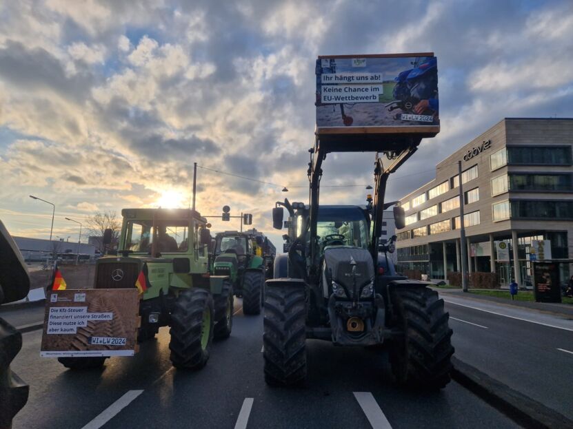 In Wiesbaden beteiligten sich rund 2000 Landwirte mit ihren Traktoren an der Demo. 